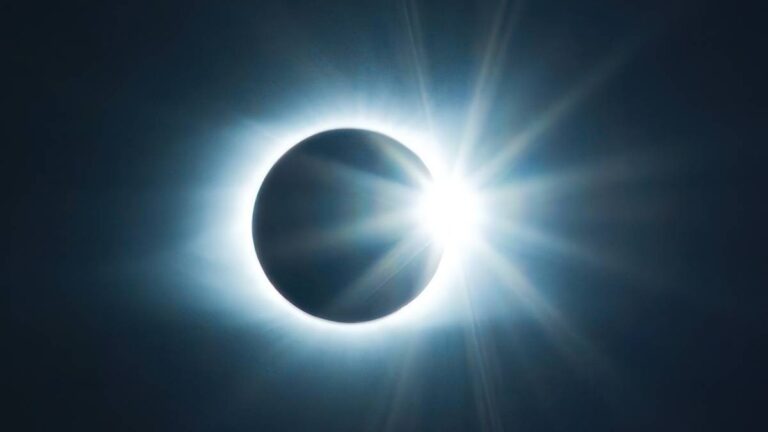 Neobvyklá série slunečních zatmění: Příležitosti a výzvy pro Evropu