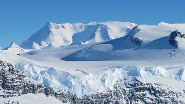 Objev radio impulsů v Antarktidě, který může změnit naše chápání vesmíru