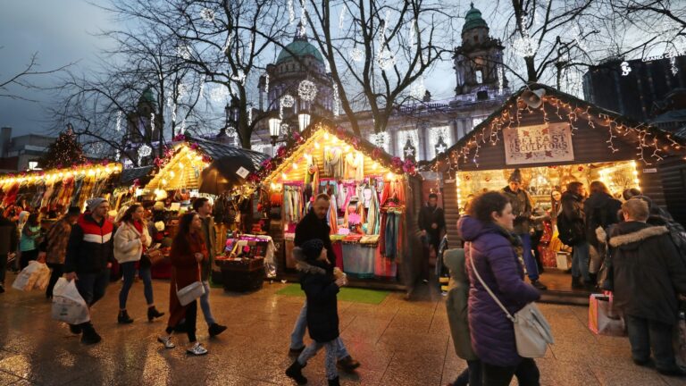 Tradiční vánoční trh v severním Belfastu bez umělé inteligence