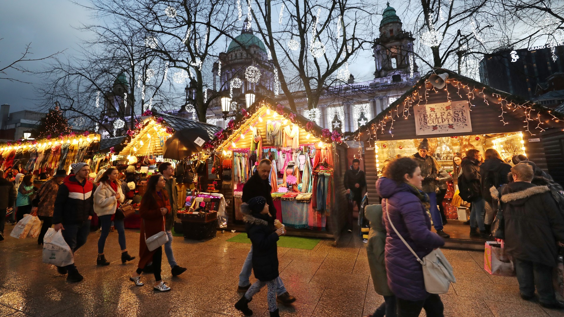 Tradiční vánoční trh v severním Belfastu bez umělé inteligence