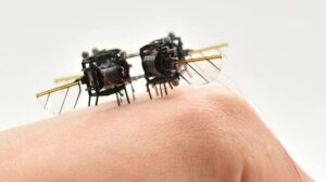 Vědci na MIT vyvinuli malého robota, který může létat tak rychle jako včela