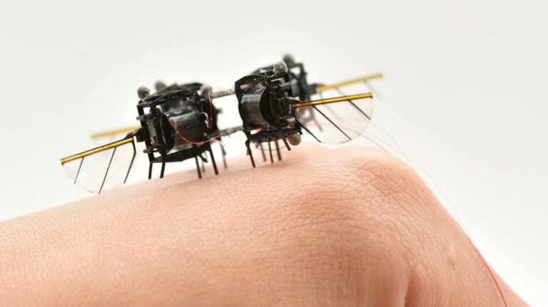 Vědci na MIT vyvinuli malého robota, který může létat tak rychle jako včela