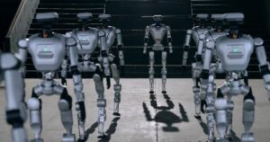 Armáda humanoidních robotů z Číny: 18 robotů kráčí v dokonalé synchronizaci