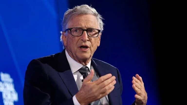 Bill Gates varuje svět před AI: 'Umělá inteligence pohltí pracovní místa bílých límečků'