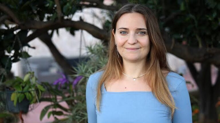 Carmen Vera, ambientoložka: "Květinové pásy mohou sloužit jako bariéry proti erozím a odtoku, čímž snižují ztrátu půdy a živin"