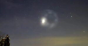 Co způsobilo podivný jev viditelný na obloze v neděli večer?