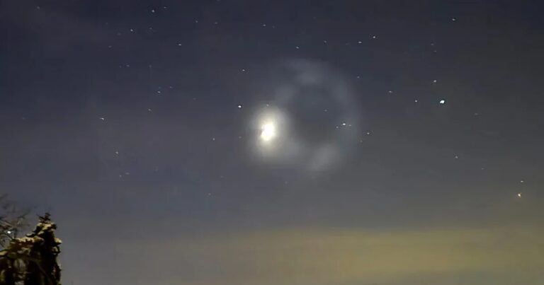 Co způsobilo podivný jev viditelný na obloze v neděli večer?