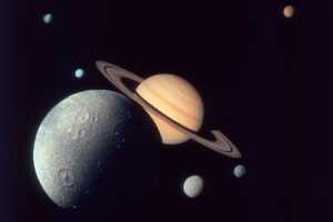 Jak sledovat srpek měsíce a Saturn v dnešní vzácné podívané