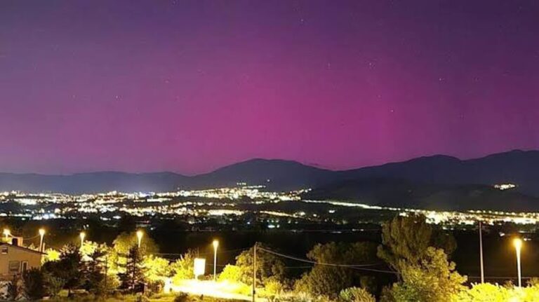 NEZAPOMENUTELNÁ PODÍVÁNÍ! Aurora borealis osvětluje Gran Sasso