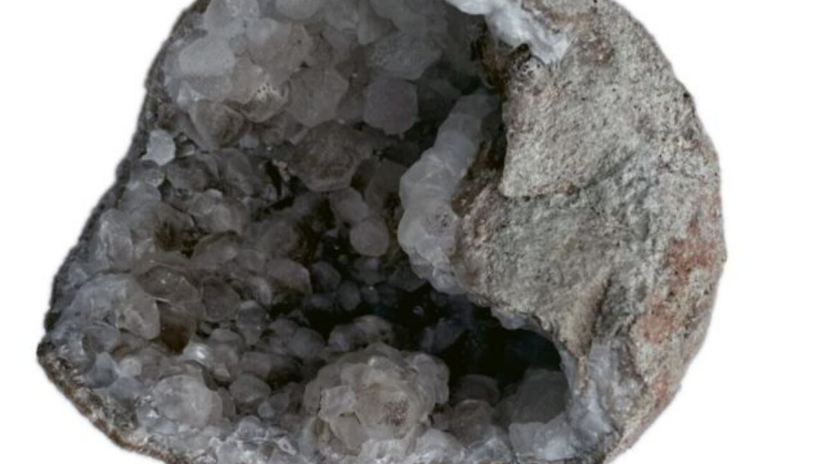 Objev dinosaurího vajíčka plného krystalů