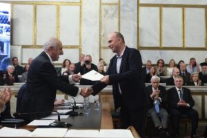 Ocenění profesora Arise Psilovikose od Akademie Athén