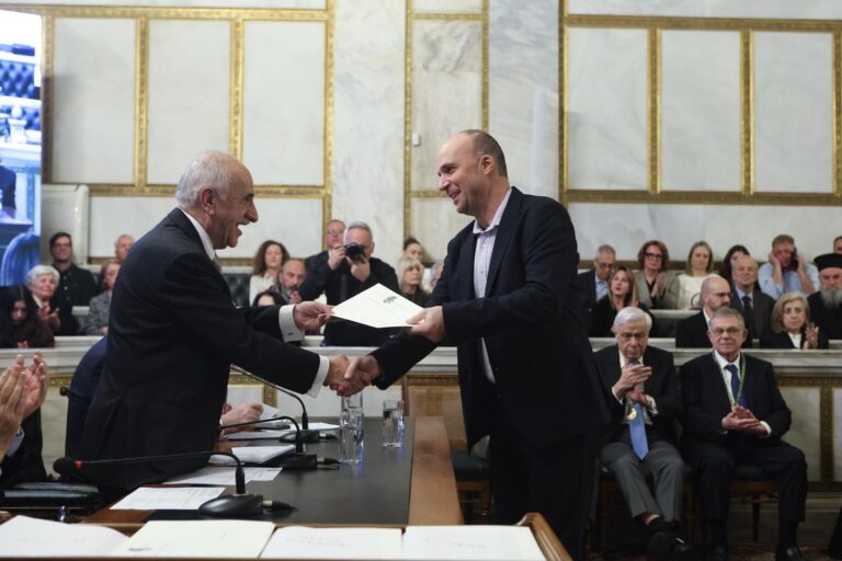 Ocenění profesora Arise Psilovikose od Akademie Athén