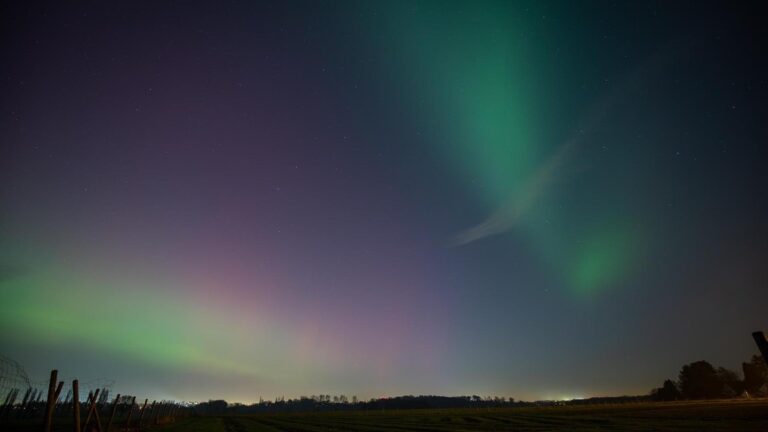 Okouzlující polární záře nad Mülheimem: Nejkrásnější fotografie od čtenářů