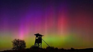 Polární záře viditelné po slunečním výbuchu až na okraj Alp