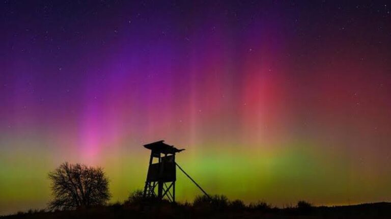Polární záře viditelné po slunečním výbuchu až na okraj Alp