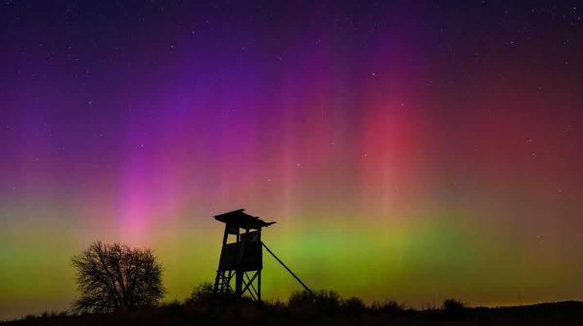 Polární záře viditelné po slunečním výbuchu až na okraj Alp