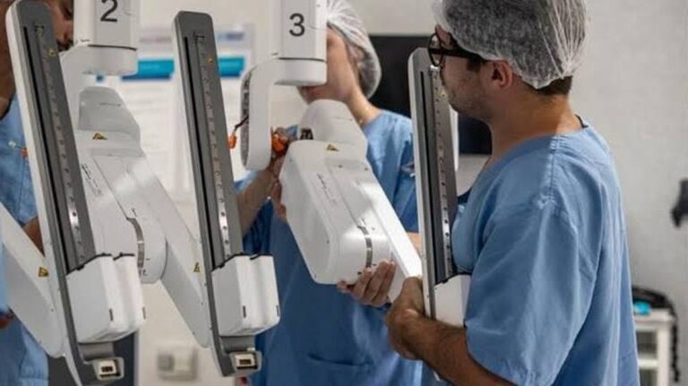 Robotická chirurgie: Privátní nemocnice zavádí chirurgického robota pro složité operace