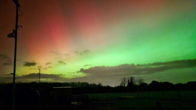 Severské světlo osvětluje noční oblohu nad Irskem