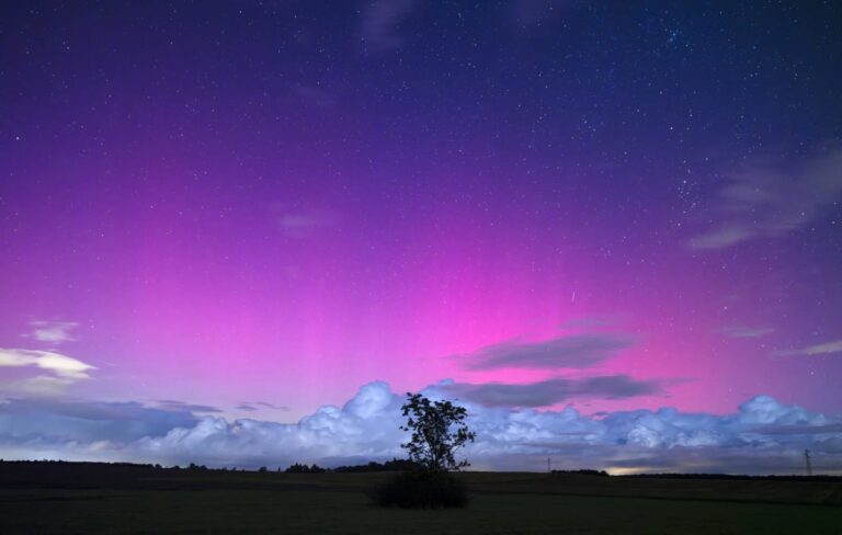 Více než v Laponsku: město ve Francii s největší šancí na pozorování polární záře